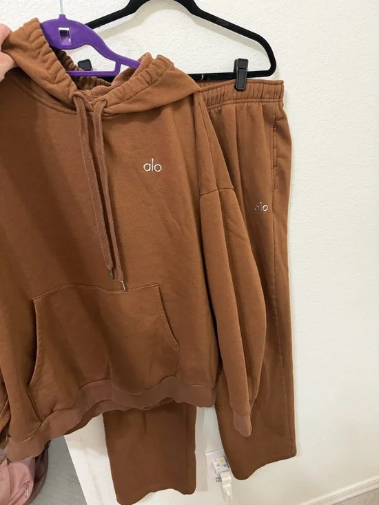 Alo Accolade Sweatsuit Set - Picture 1 of 7